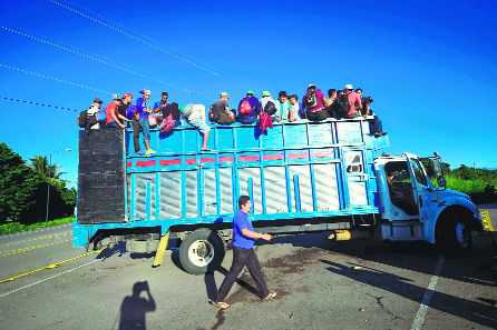 US to start cutting aid as migrant caravan rolls on, threatens Trump