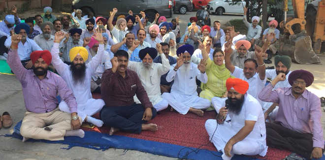 Mohali residents protest  disparity in water tariff