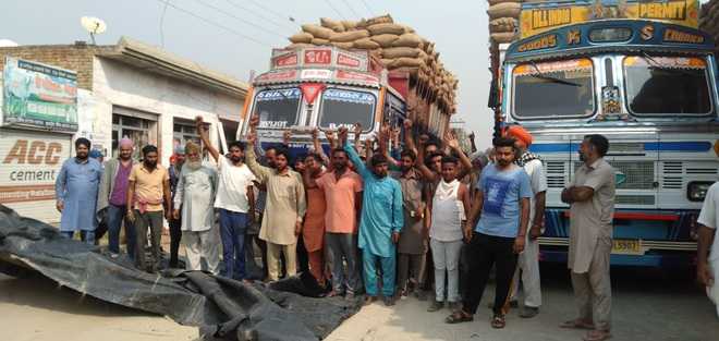 Farmers protest sale of paddy by ‘outsiders’