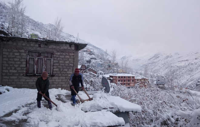 Heavy snow snaps power supply in Lahaul-Spiti