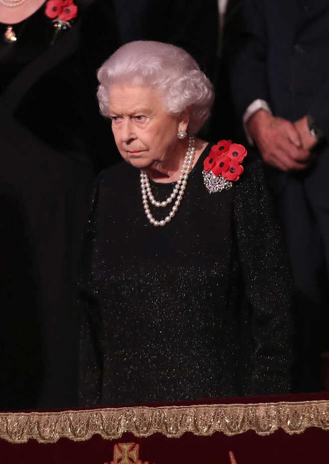 Queen Elizabeth leads televised remembrance tribute to fallen soldiers