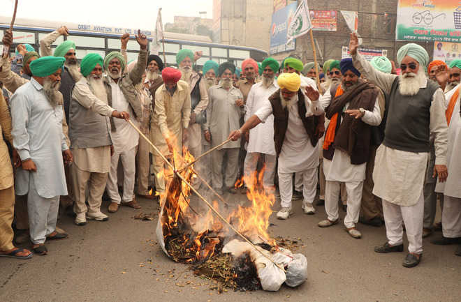 BKU burns govt’s effigy over tardy lifting of paddy