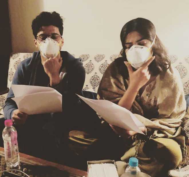 Masking their emotions; Farhan, Priyanka beat Delhi pollution