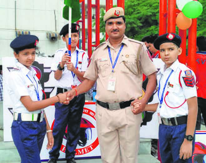 Head constable collaborates with NGO, gifts helmets to children