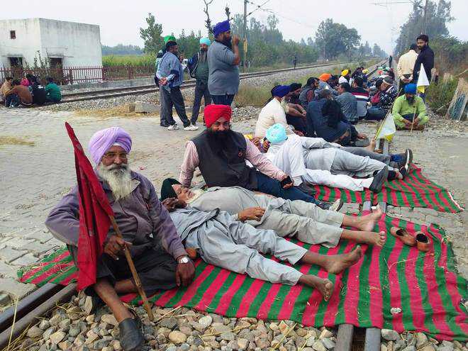 Cane farmers block highway, rail traffic