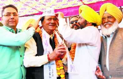 Dhawan joins AAP, attacks BJP, Cong