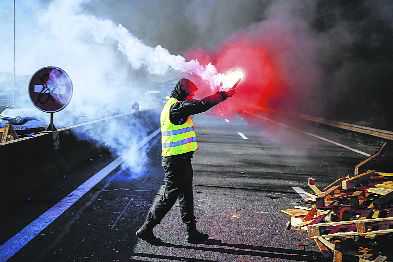 400 injured in protests over spiralling French fuel prices
