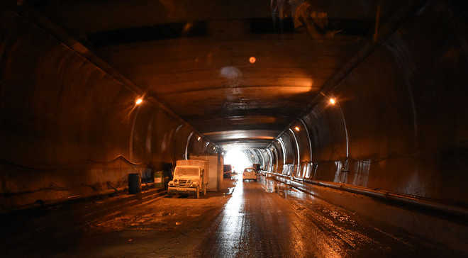 BRO DG reviews work on Rohtang tunnel