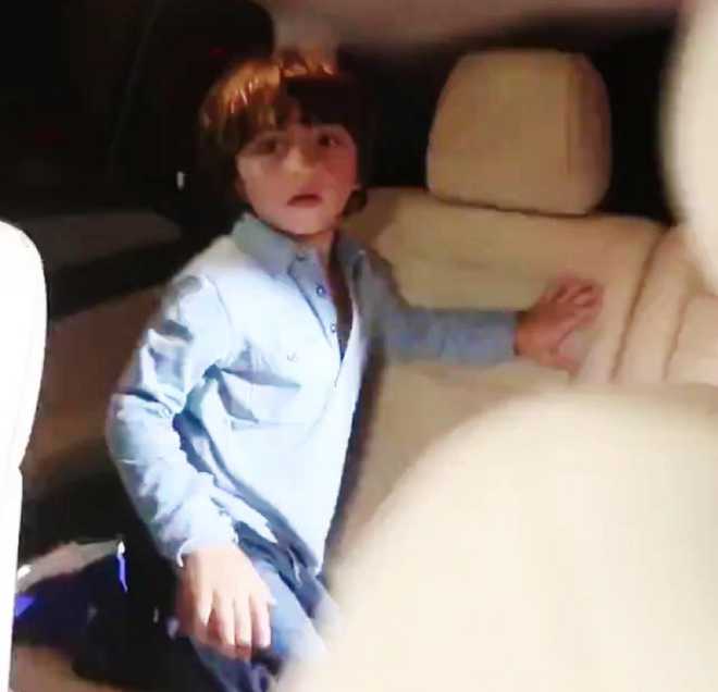 Shutterbugs manage to piss off SRK’s son AbRam