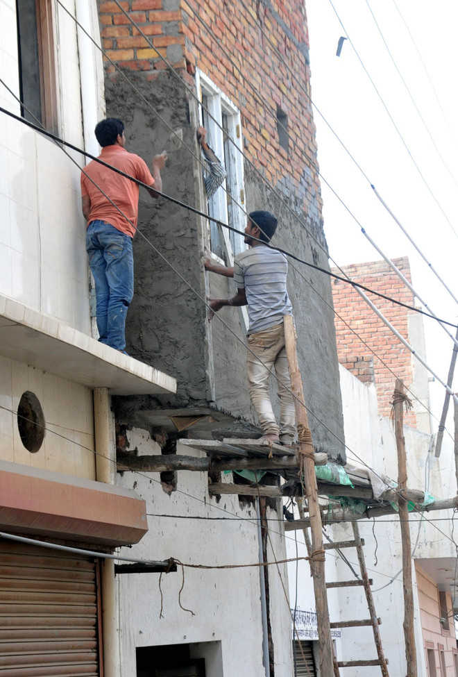 Labourers’ safety goes for a toss at construction sites