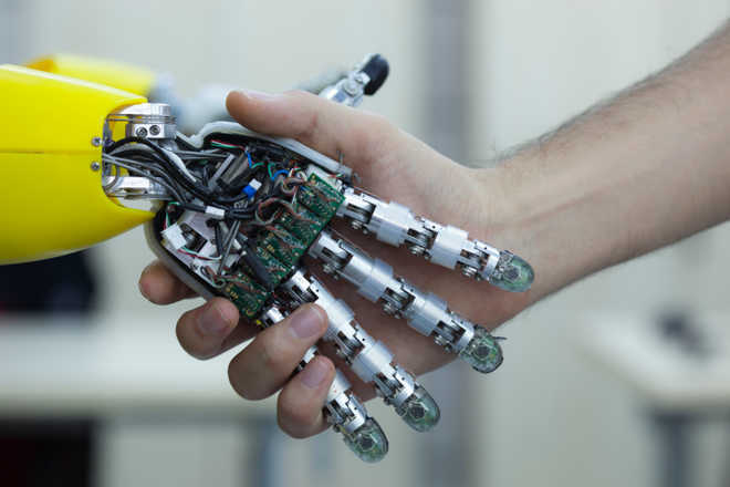 Electronic glove to give robots sense of touch