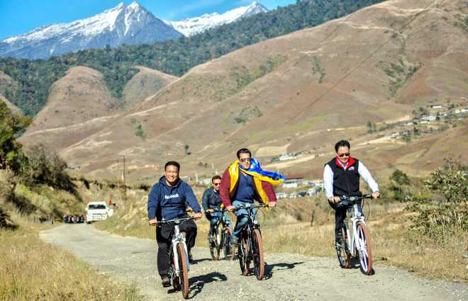 Salman goes cycling with Kiren Rijiju in Arunachal Pradesh