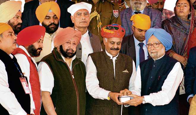 Bolstering amity apt tribute to Guru Nanak, says ex-PM