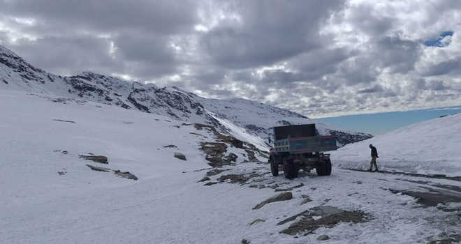 Frost makes travel risky on Manali-Leh highway