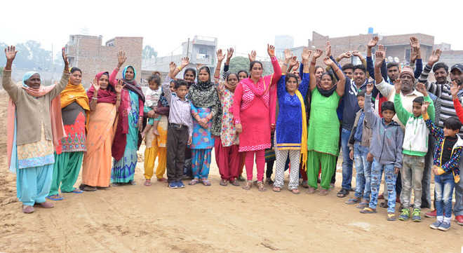 Arjun Nagar residents protest leakage of sewage