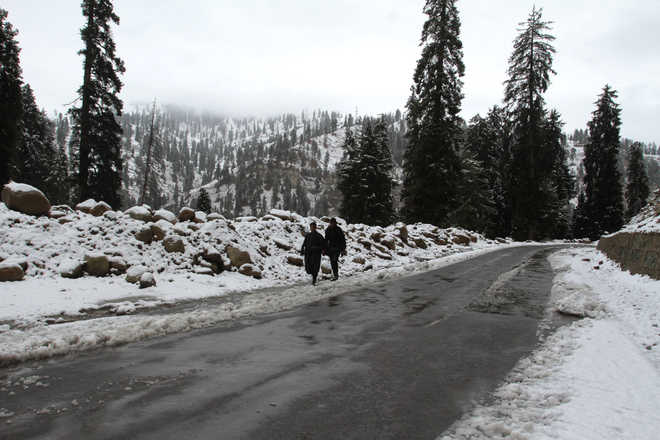 Snowfall in Kashmir, highways shut