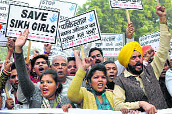 Sikhs hold protest against atrocities on minorities in Pak