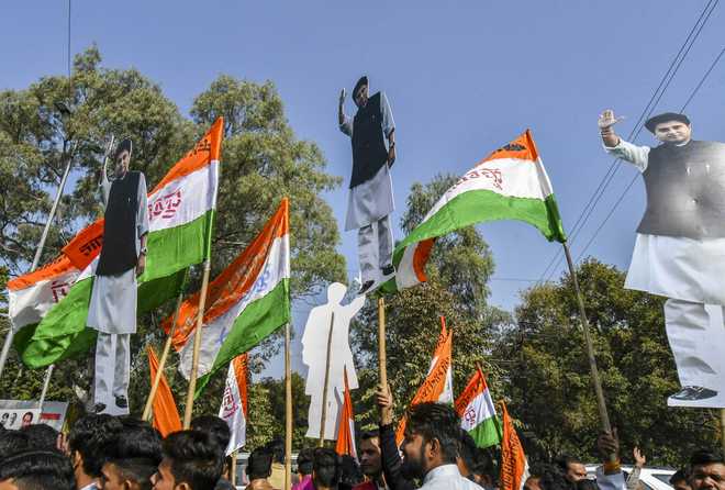 Amid MP cliffhanger, Cong approaches potential allies
