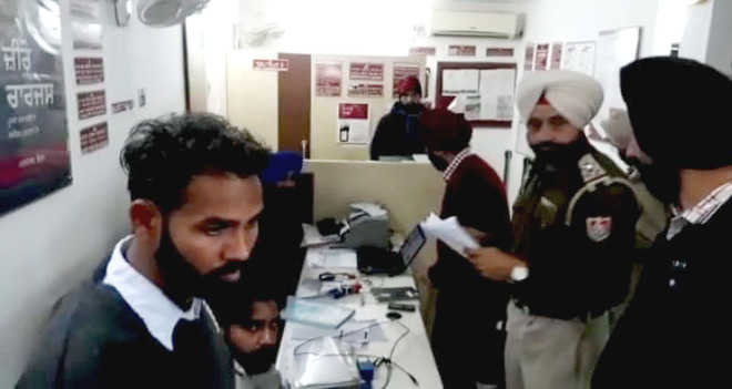 Robbery at Axis Bank in Amritsar,  Rs 11.5 lakh gone