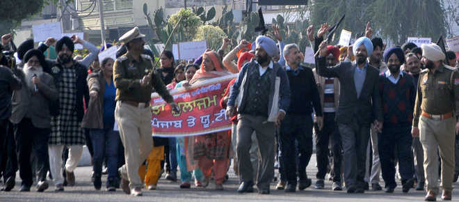 Cops scuttle employees’ march to Vidhan Sabha