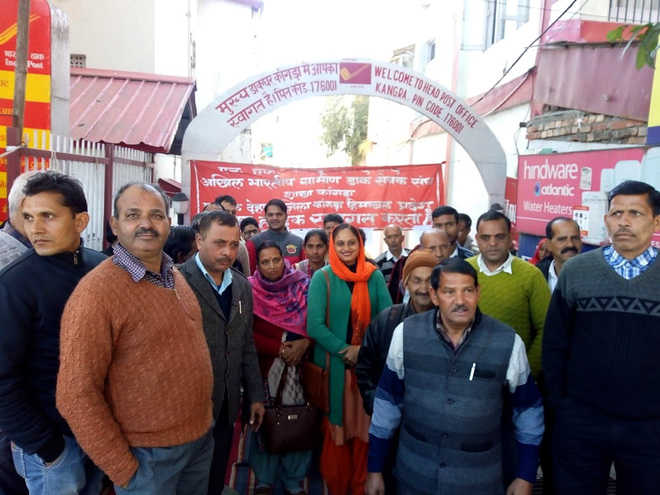 Gramin dak sevaks go on indefinite strike in Kangra : The Tribune India