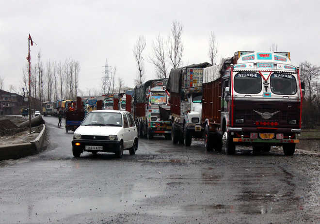 Fresh traffic not allowed on Jammu-Srinagar highway, stranded vehicles being cleared