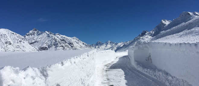 After fresh snow, Rohtang closed