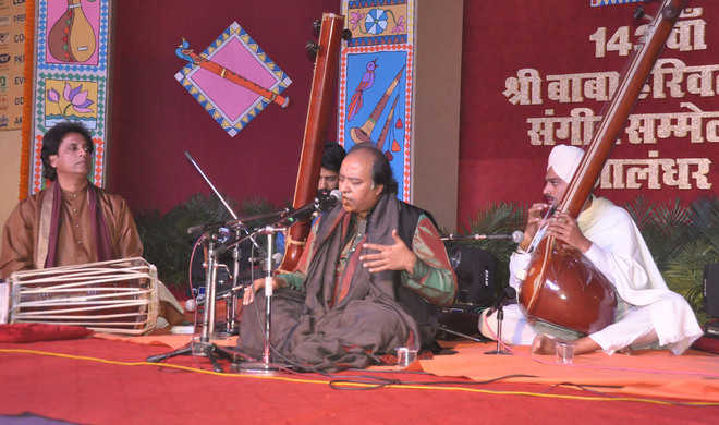 Strains of shehnai, Dhrupad vocals mark beginning of Harivallabh Sammelan
