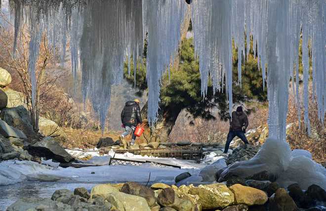 Frozen pipes plunge Kashmir into water crisis
