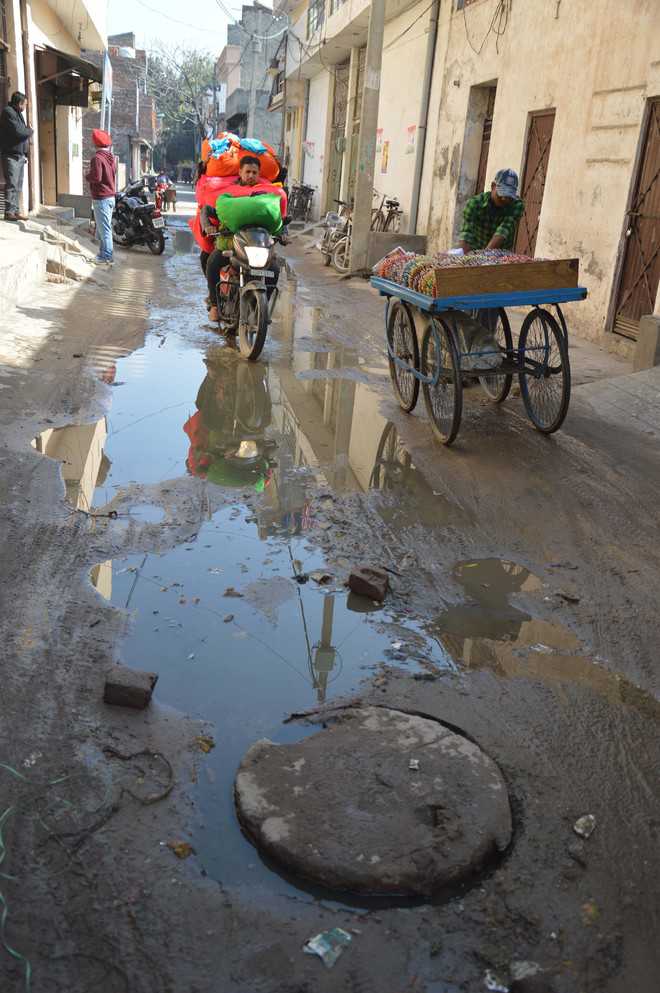 Clogged sewer at Govind Puri Mohalla gives residents sleepless nights