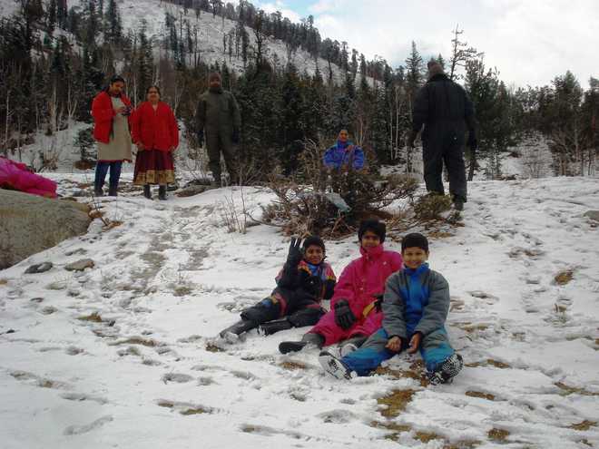 Tourists rush to Gulaba after snowfall
