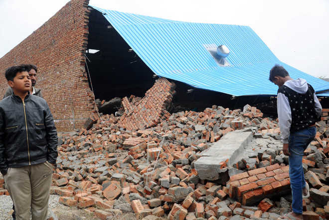 Five injured in building collapse
