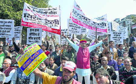 Traders hold mega rally, seek ordinance to stop sealing drive