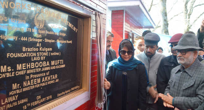 Youth must give up guns, says Mehbooba