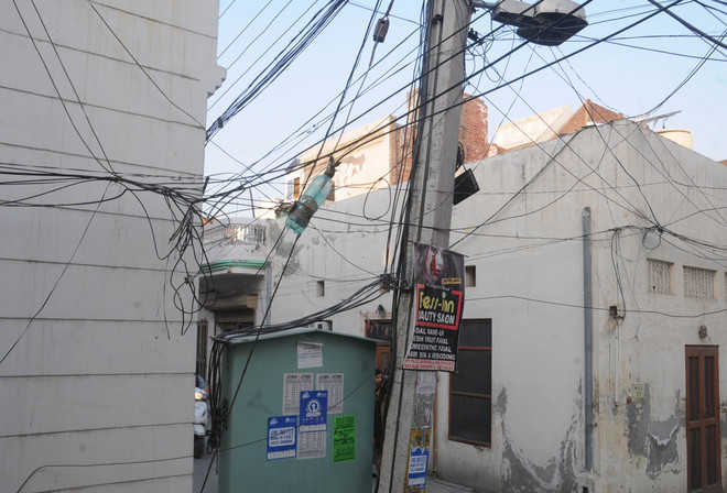 Dangling wires pose a threat to lives