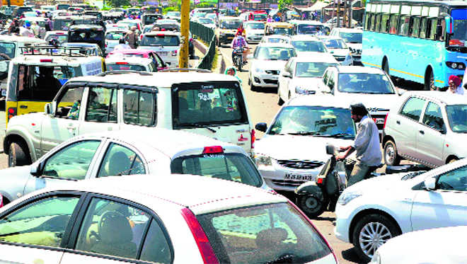 Traffic congestion at Fountain Chowk irks commuters