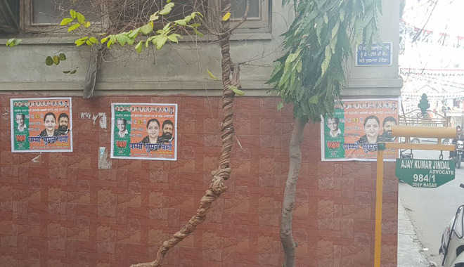Advocate accuses BJP candidate of defacing his house in Deep Nagar