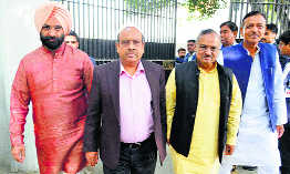 BJP to come on street today; Cong meets LG