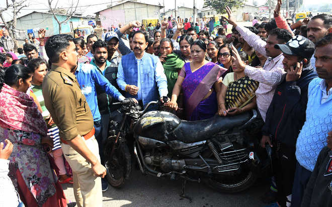Five autos, bike, two rehris set on fire at Sector 52