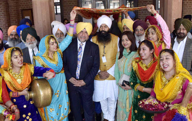Punjabi-origin Canadian MPs get grand reception at Khalsa College