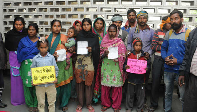 Bonded labourers hold dharna against Admn