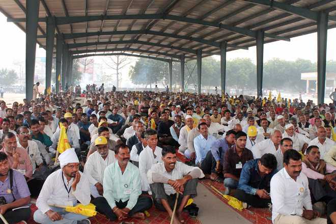 Delhi gherao foiled, over 350 farmers held
