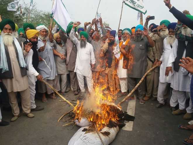 Detained, farmers stage dharna