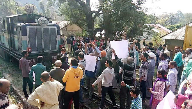 No road link to Dhar village, protesting  villagers  stop train