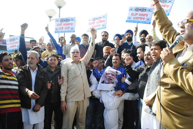 AAP protests arrest of two Delhi MLAs
