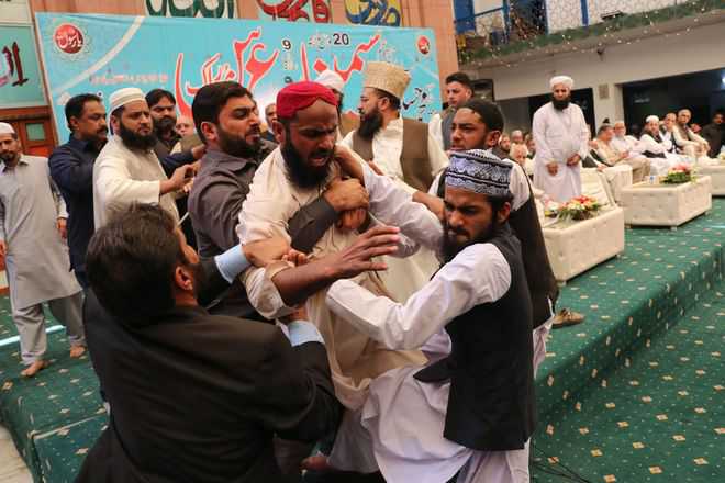 Shoe hurled at Sharif,  attacker thrashed