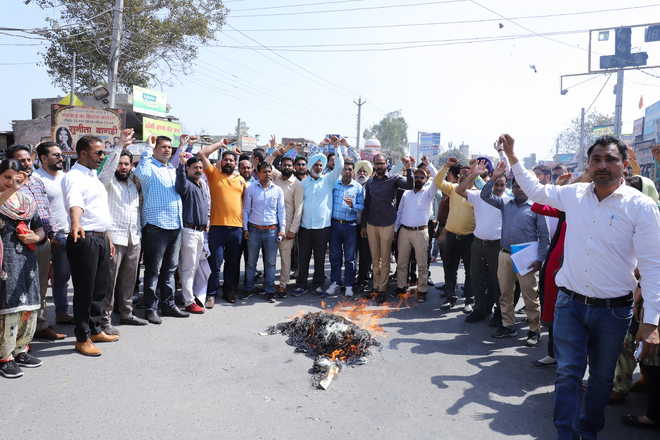 Pay clause: Teachers protest in Sangrur, Barnala districts