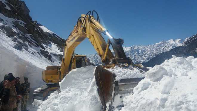Op to clear snow on Manali-Leh highway begins