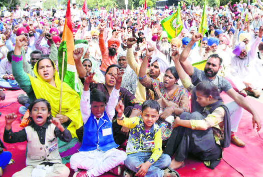 Power staff protest closure of Bathinda thermal plant
