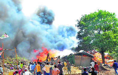 25 shanties gutted in fire at Yamuna Khadar